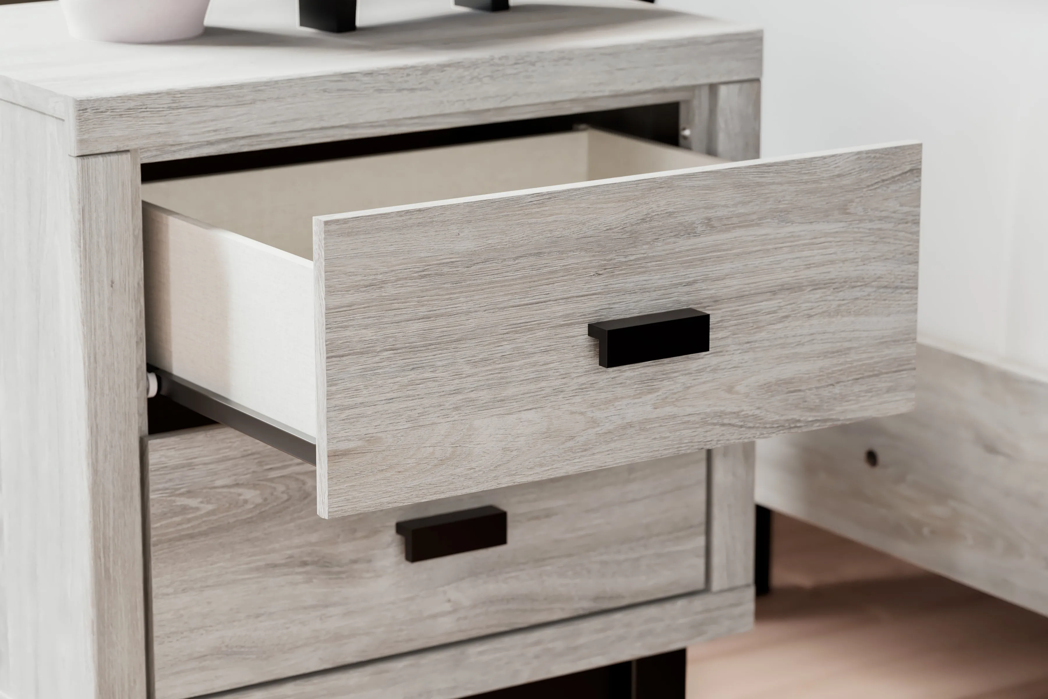 Vessalli Queen Panel Bed with Mirrored Dresser, Chest and Nightstand in Gray